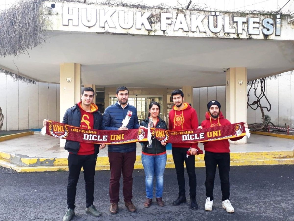 Taraftar Grubundan Öğretmenlere Karanfil