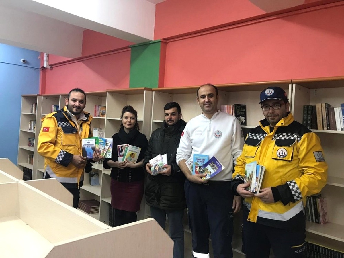 Turgutlu\'da 112 Sağlık Personelinden Kitap Bağışı