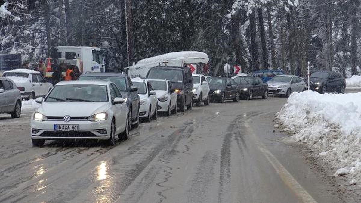 Uludağ Yolunda Hafta Sonu Araç Kuyruğu Oluştu
