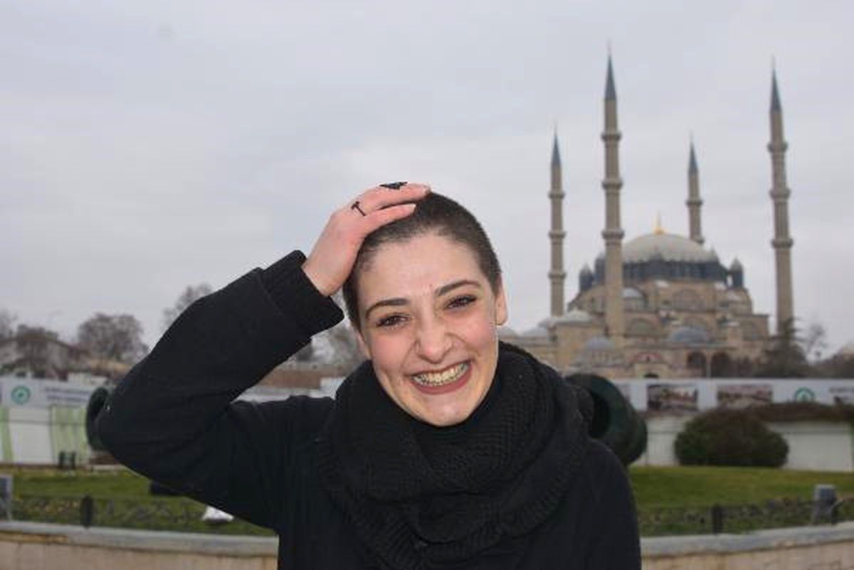 Üniversiteli Münevver, Saçlarını Lösemili Çocuklar İçin Bağışlıyor