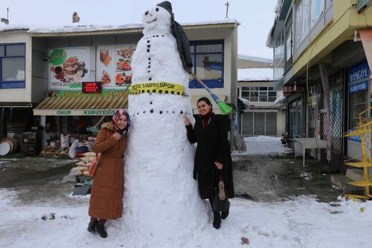 Varto\'da 3 Metrelik Kardan Adama İlgi