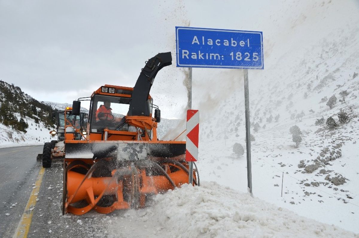 1825 Metre Rakımlı Alacabel\'de Karla Mücadele Çalışmaları Sürüyor