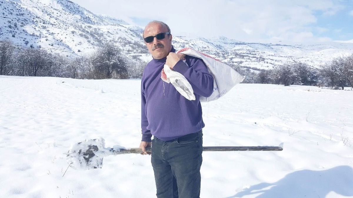 4 Yıldır Hayvanlar İçin Sırtında Çuvalla Yiyecek Taşıyor