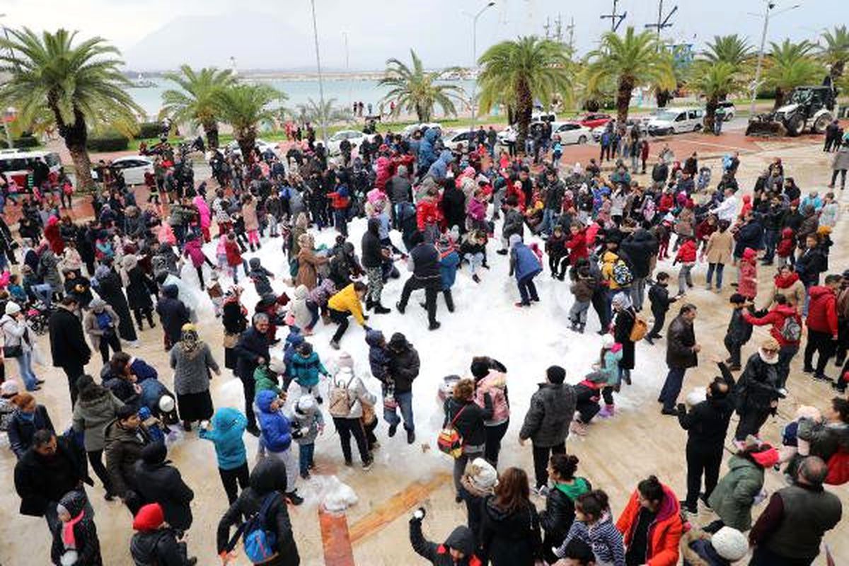 Alanya\'da Çocuklar, Toroslardan Kamyonlarla Getirilen Karda Eğlendi