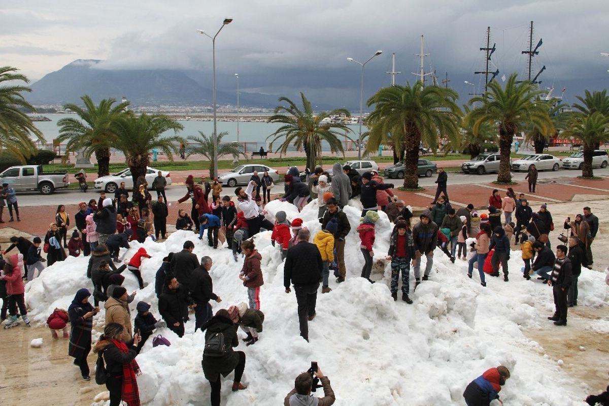 Alanya\'da Denize Sıfır Kar Keyfi