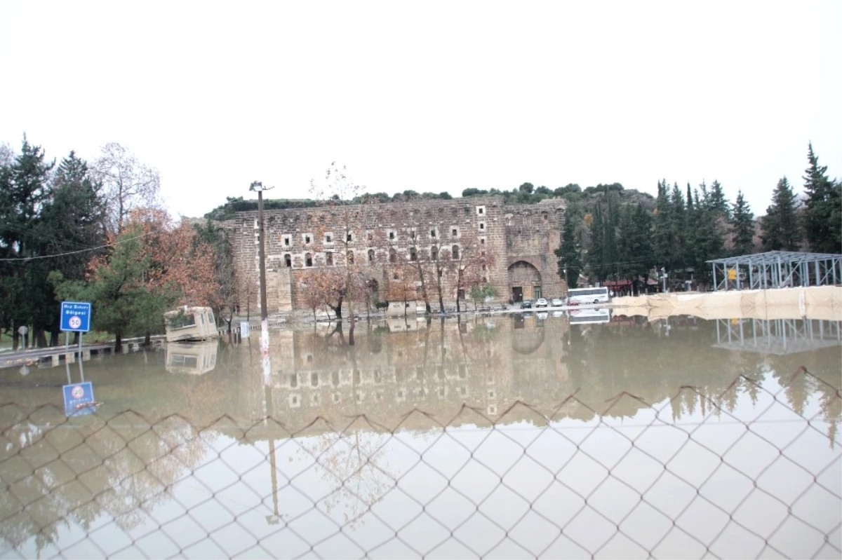 Antalya\'da Yağmur Seralara ve Ekili Alanlara Zarar Verdi