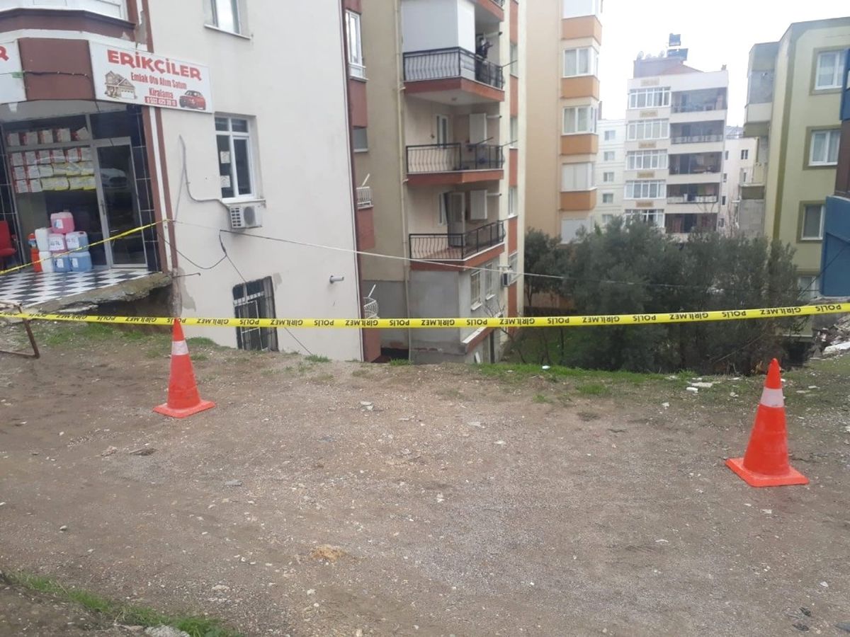 Aşırı Yağıştan İstinat Duvarı Çöktü