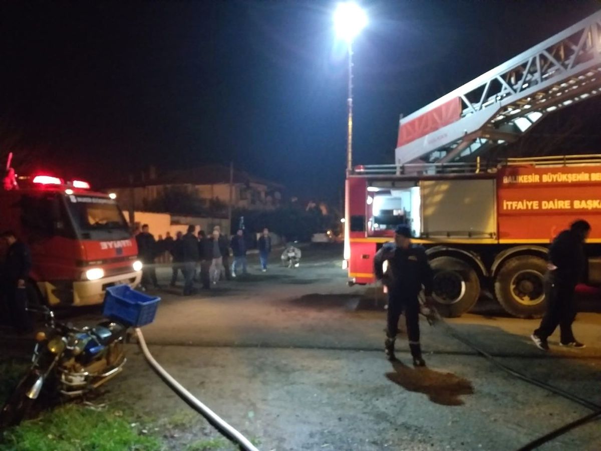 Ayvalık\'ta Üzerinde Yemek Unutulan Tüp Patladı, Ev Kül Oldu