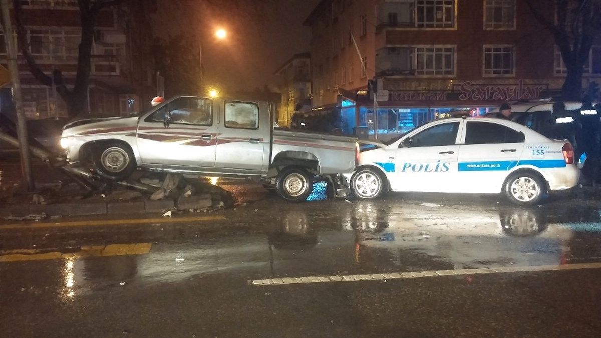 Başkent\'te Hırsız Polis Kovalamacası Kaza ile Bitti