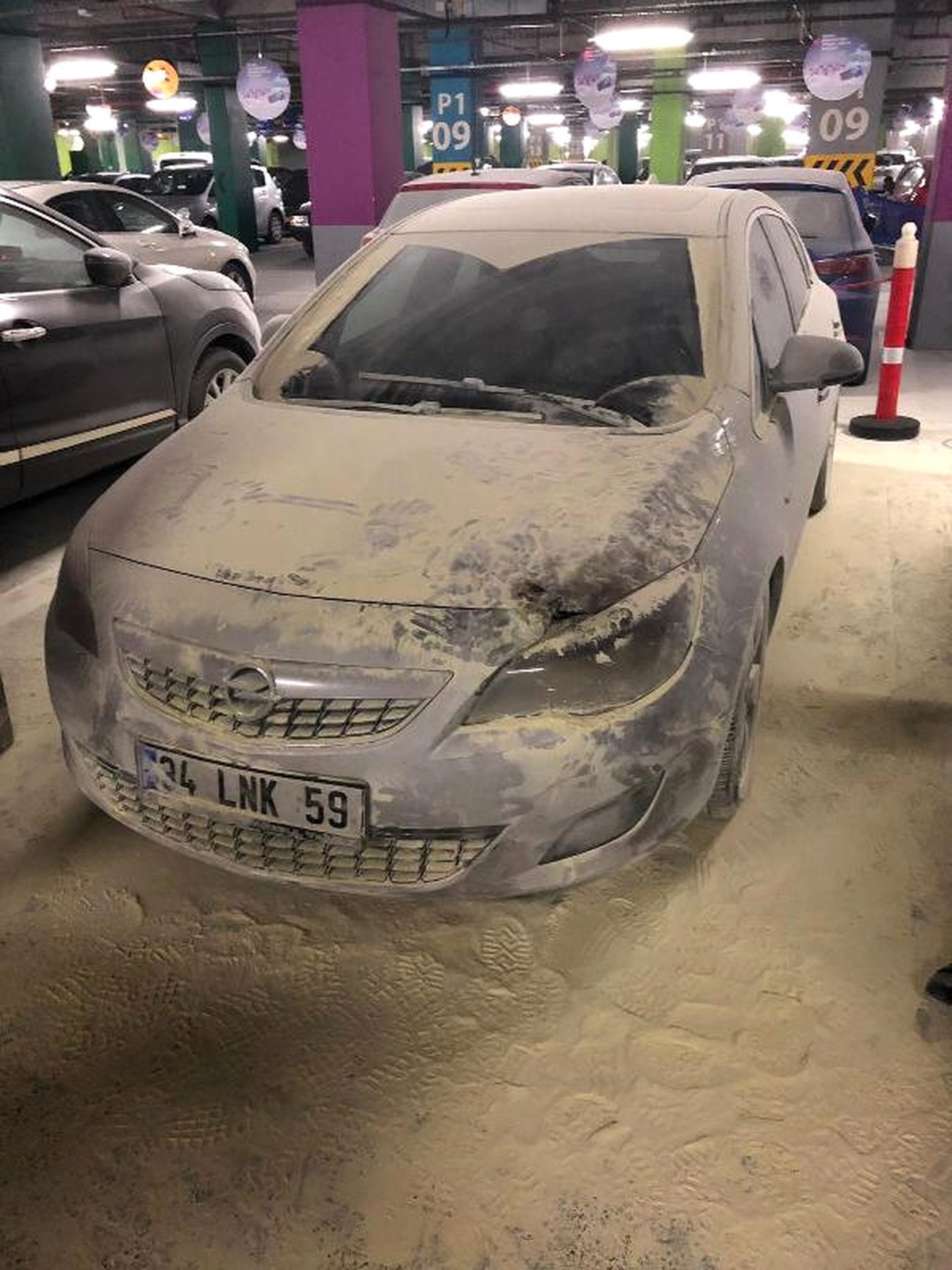 Bayrampaşa\'da Avm Otoparkında Otomobil Yandı