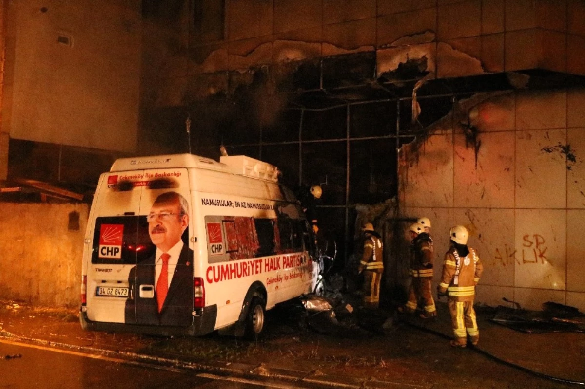 Çekmeköy\'de CHP Seçim Aracı Yandı