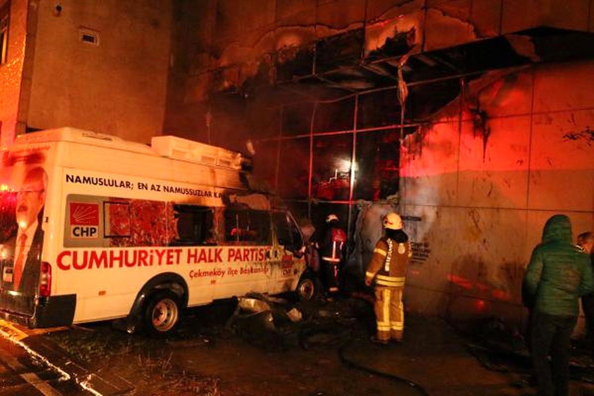 Çekmeköy\'de Park Halindeki CHP Seçim Aracında Yangın