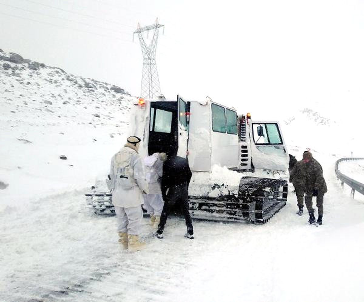 Çıldır\'da Karda Mahsur Kalanları Mehmetçik Kurtardı
