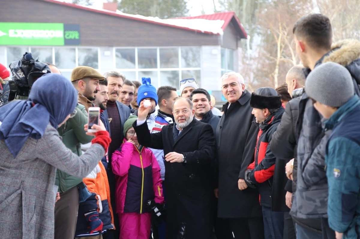 Eski Bakan Akdağ, Gençlerle Birlikte Kızak Kaydı