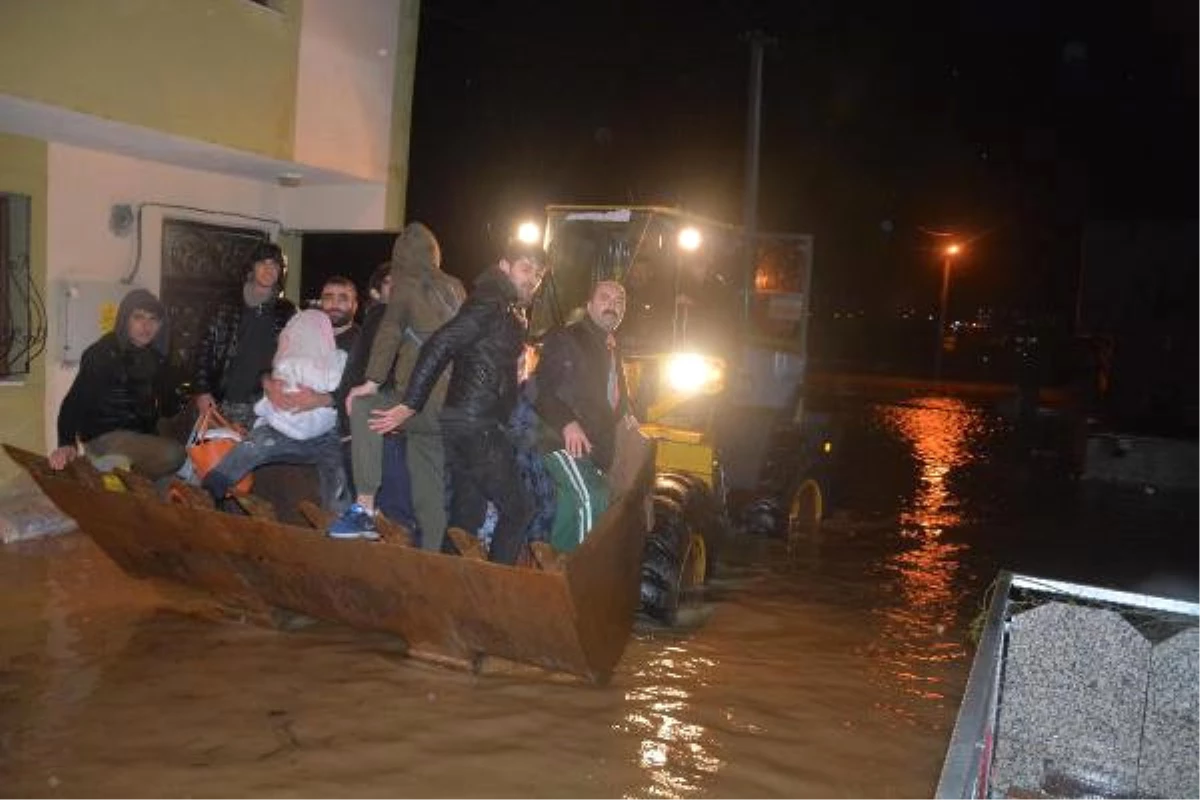 Evlerinde Mahsur Kalan Aile, İş Makinesiyle Kurtarıldı