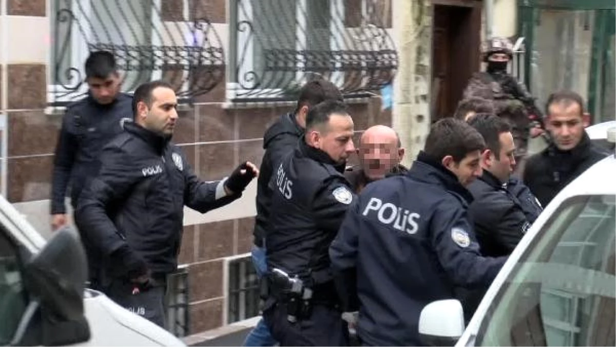 Fatih\'te Silahlı İntihar Girişimine Polis Müdahalesi