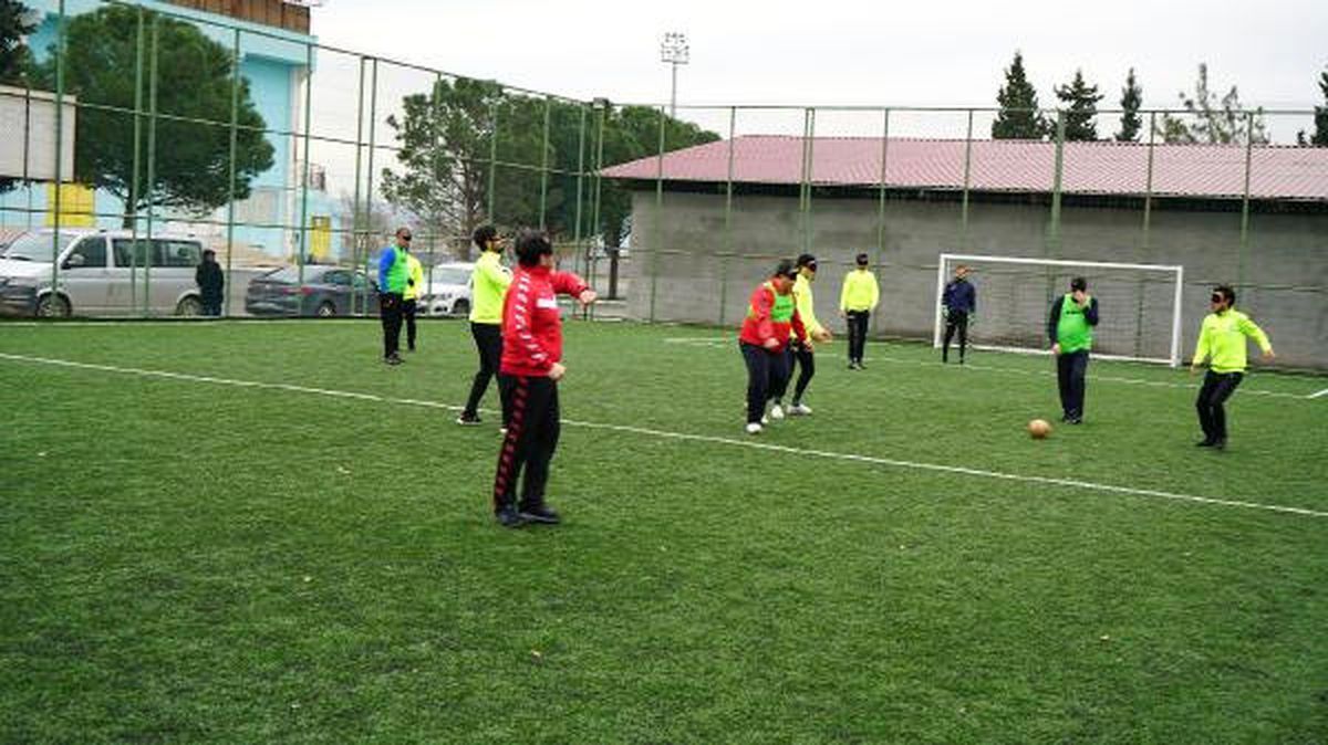 Gözlerine Siyah Bandaj Bağlayıp Görme Engellilerle Maç Yaptılar
