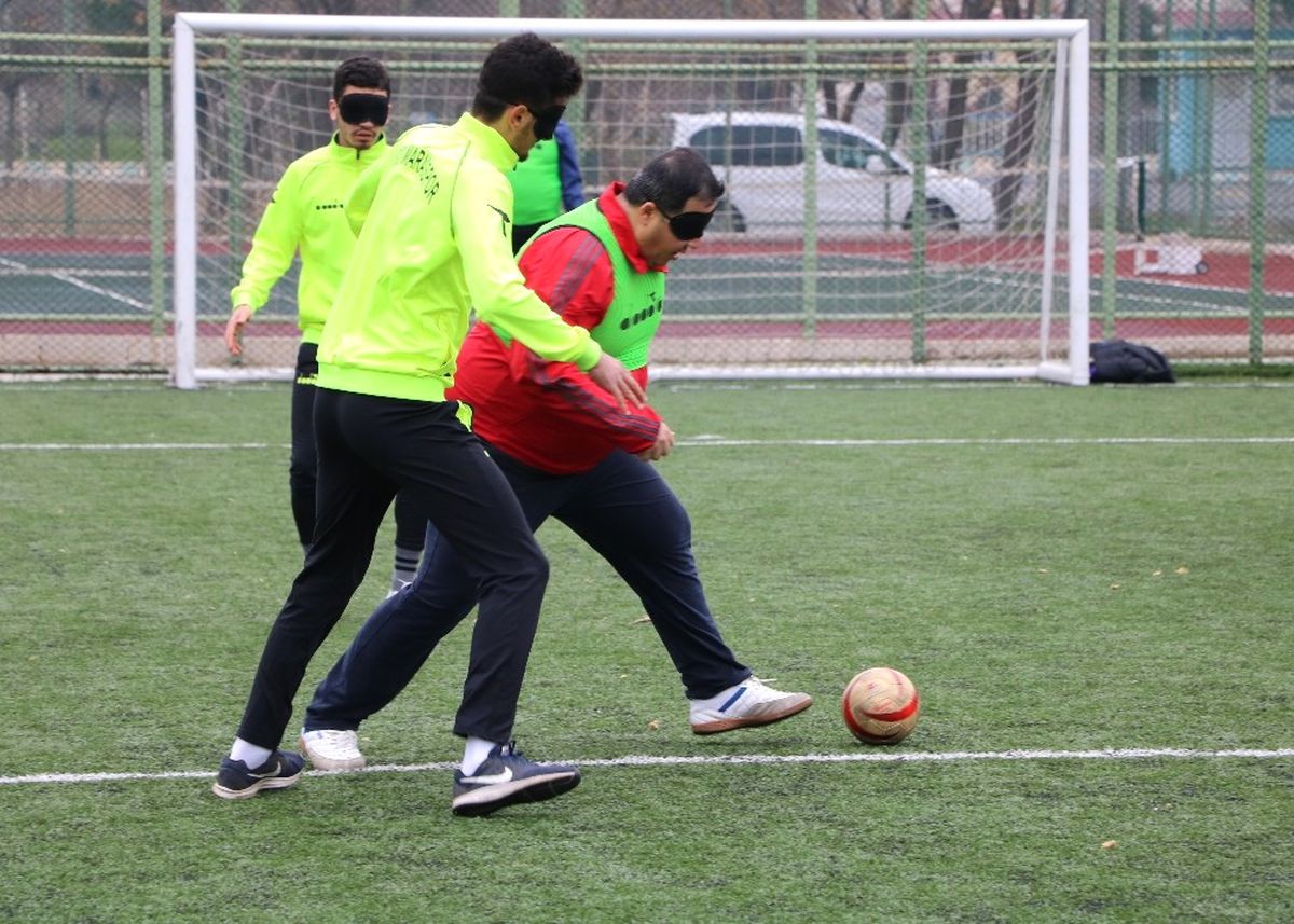 Gözlerini Bağlayıp Görme Engellilerle Maç Yaptılar