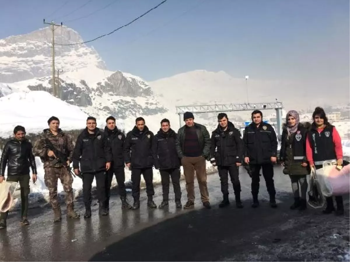 Hakkari\'deki Üs Bölgelerde Görev Yapan Polislere Kışlık Kıyafet Dağıtıldı