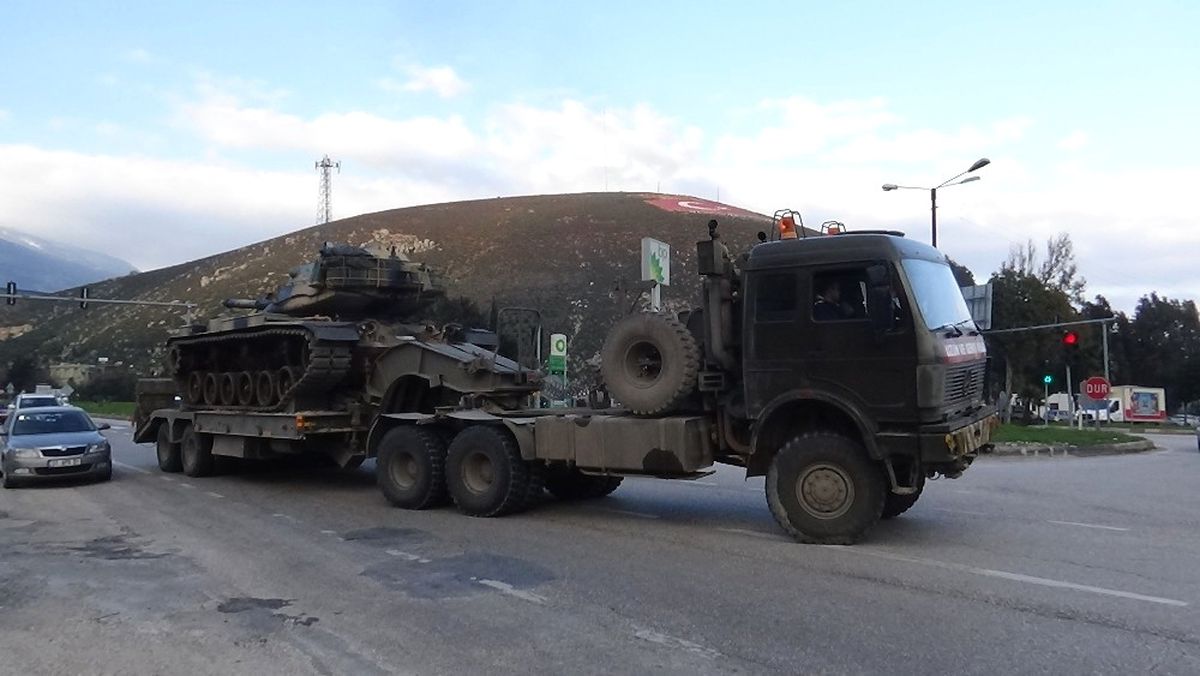 Hatay\'da Tank ve Askeri Araç Sevkiyatı