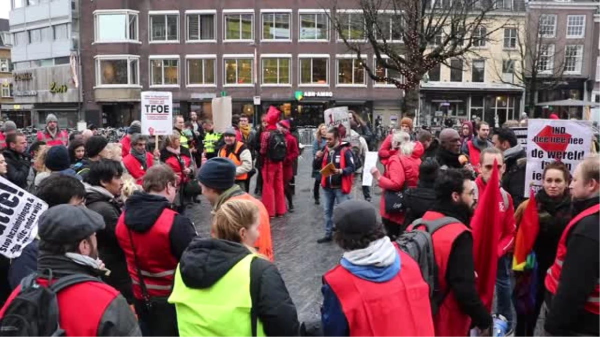 Hollanda\'da "Kırmızı Yelekliler" Hükümeti Protesto Etti