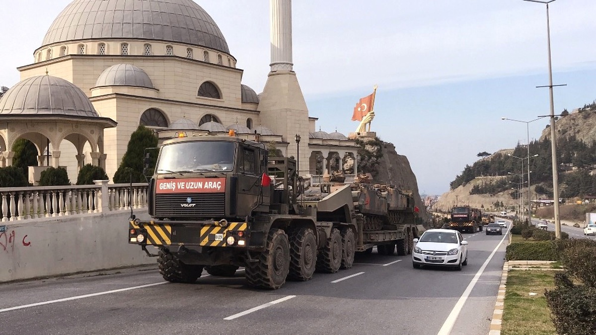 İskenderun Tren Garı\'ndan Sınıra Tank Sevkiyatı