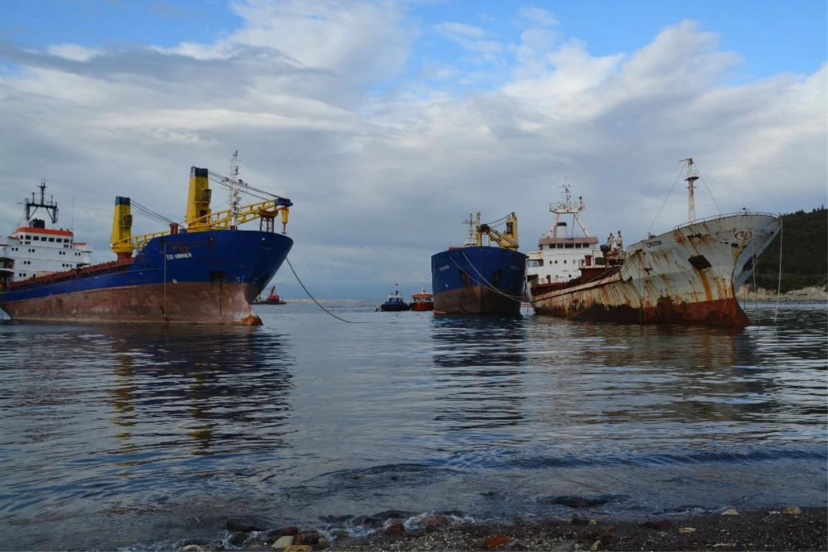 İzmir\'in \'Hayalet Gemileri\' Ekonomiye Katkı Sağlıyor