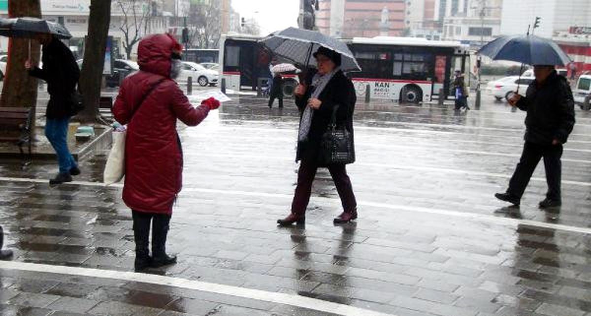 Kadına Yönelik Şiddeti Tek Başına Protesto Etti
