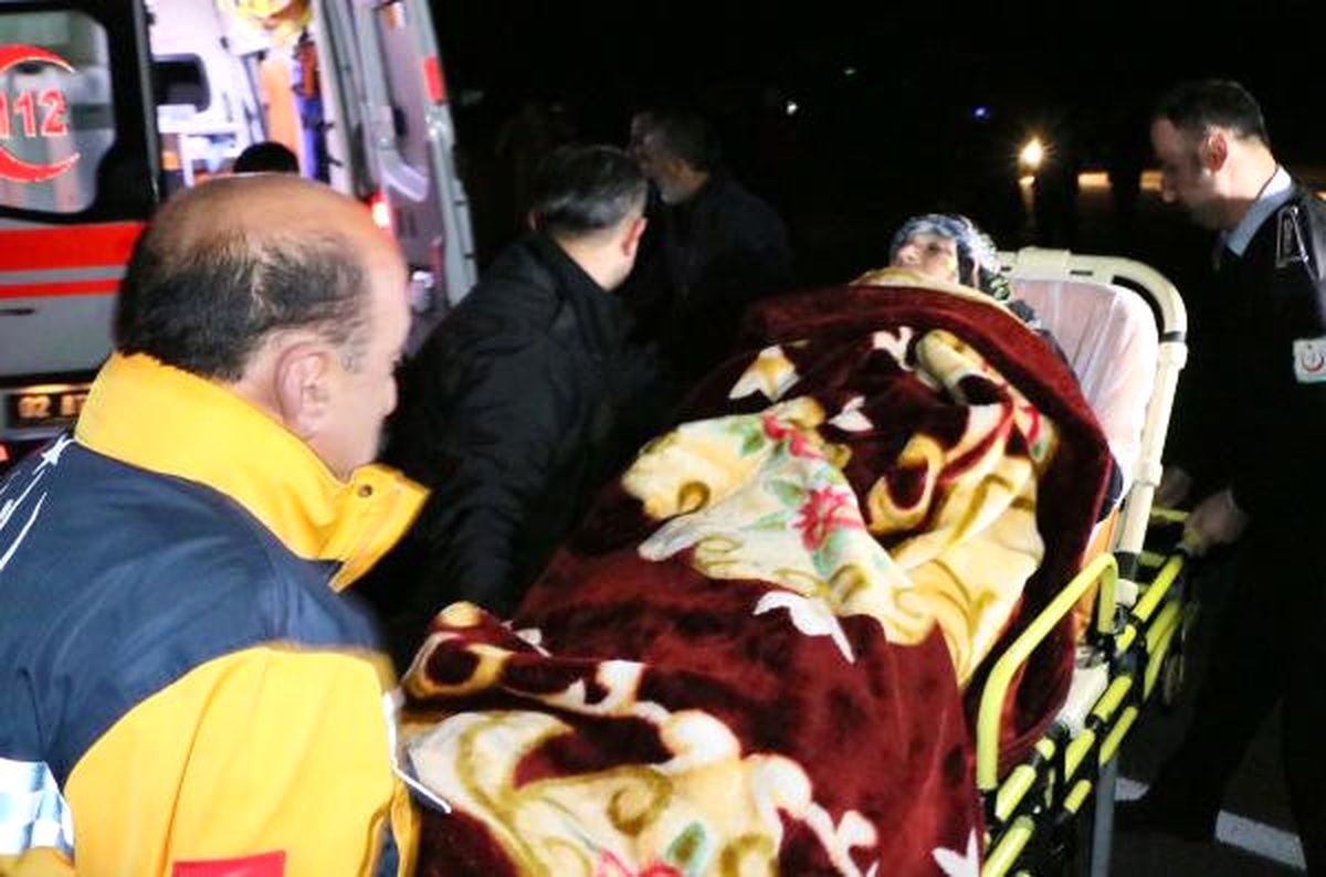 Kar Yolları Kapattı, Yaşlı Kadın Helikopter ile Hastaneye Kaldırıldı