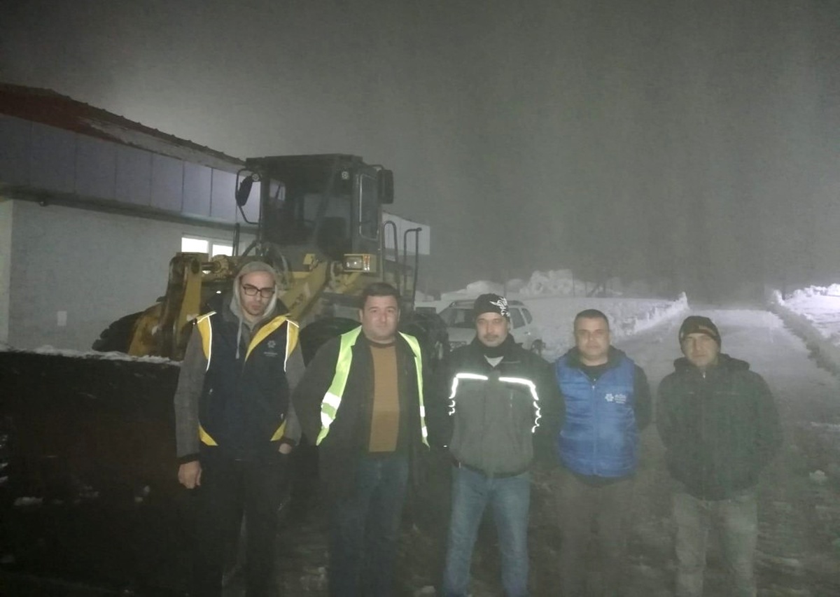 Karda Mahsur Kalan Beş Kişiyi Büyükşehir Ekipleri Kurtardı