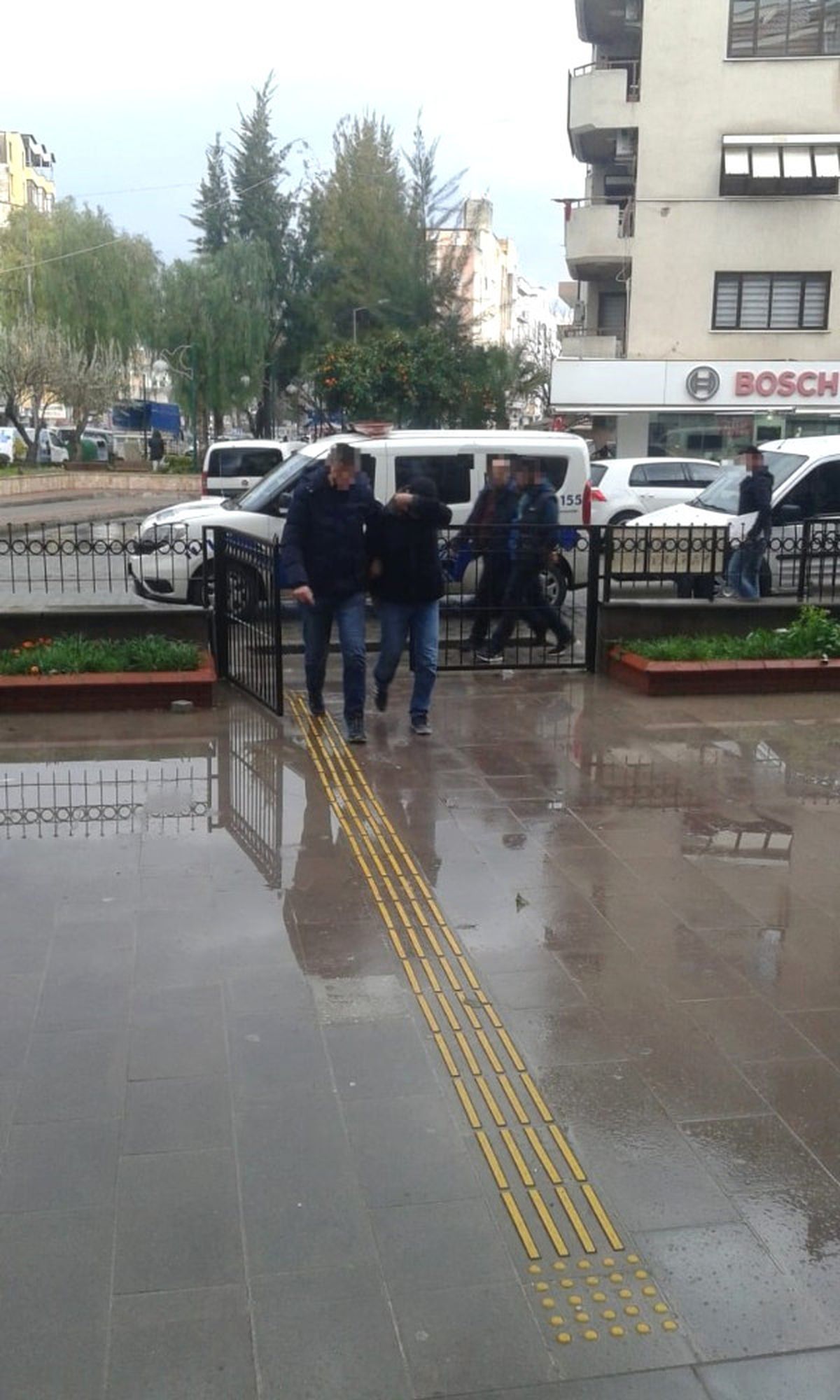 Kuşadası\'nda Çeşitli Suçlardan Aranan 2 Kişi Yakalandı