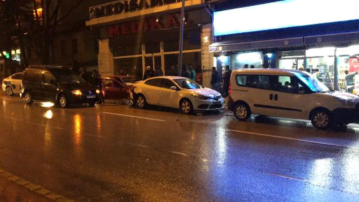 Makas Atan Otomobil, 3 Araca Çarptı: 1 Yaralı
