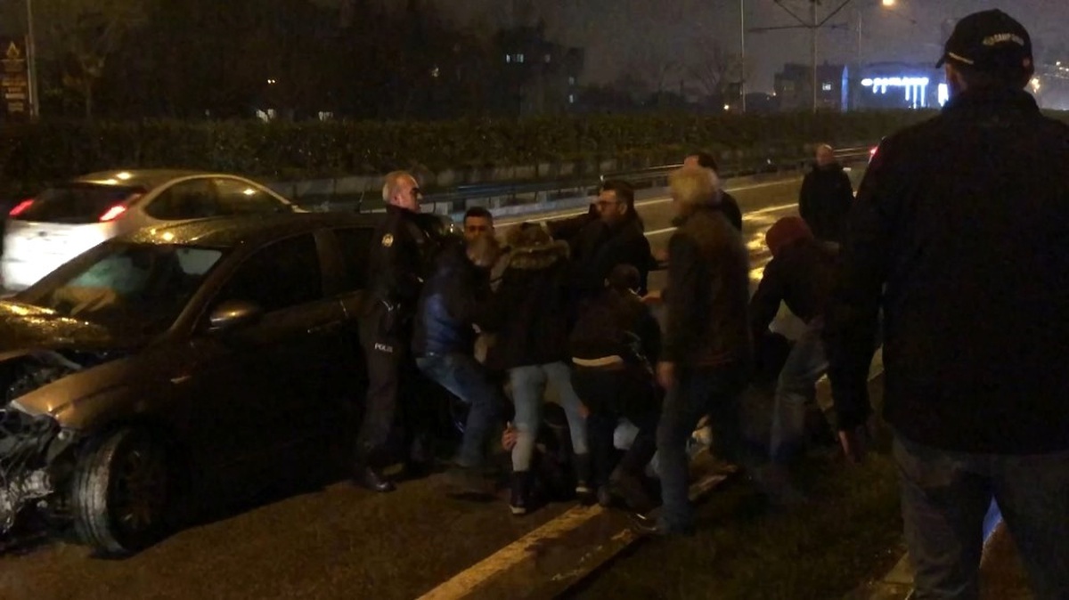 Makas Atarken Kaza Yaptı, Kaza Sonrası Yumruklar Havada Uçuştu