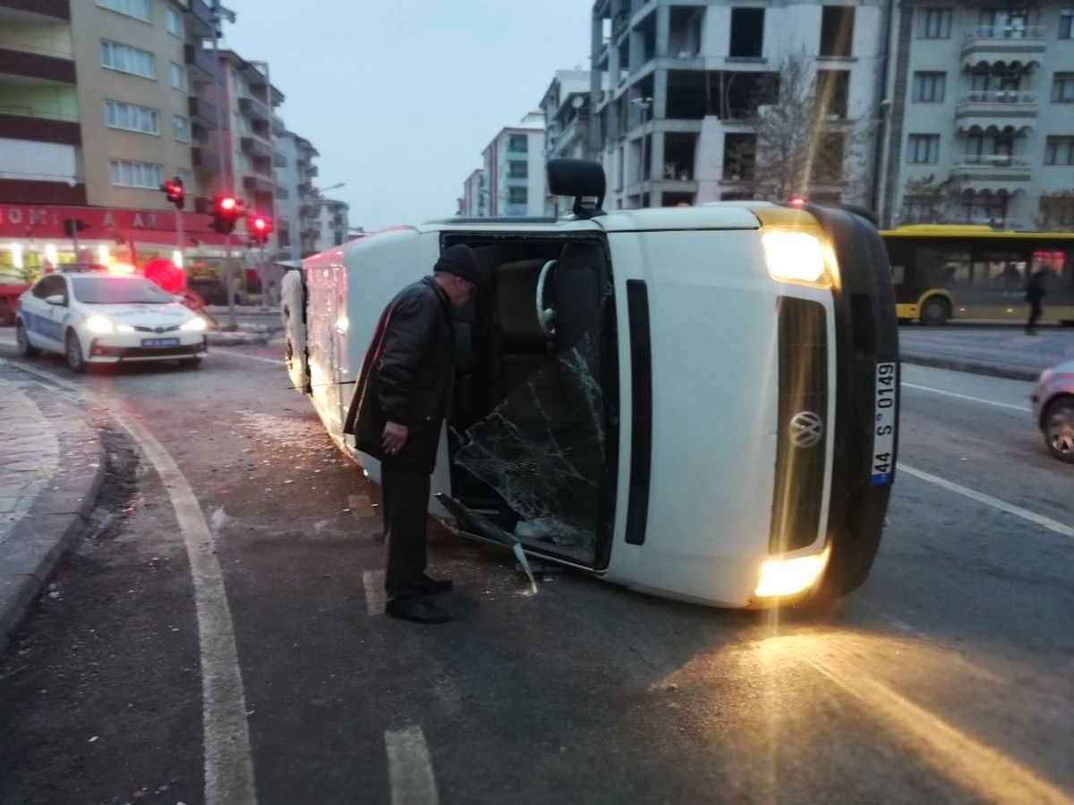 Malatya\'da Minibüsler Çarpıştı: 2 Yaralı