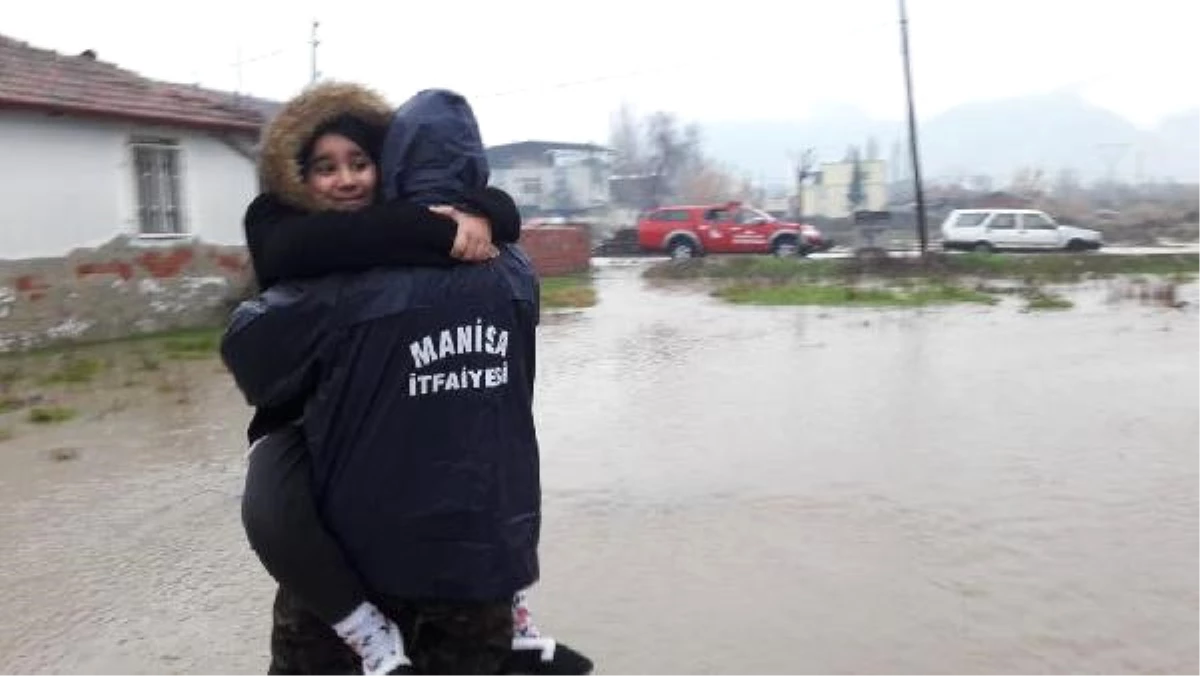 Manisa\'da, 630 Su Taşkınında 180 Kişi Tahliye Edildi