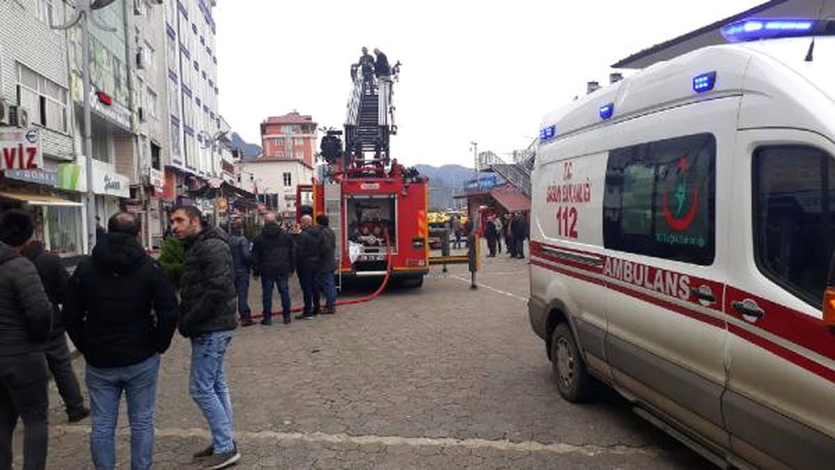 Otelde Baca Yangınında 3 Kişi Dumandan Etkilendi