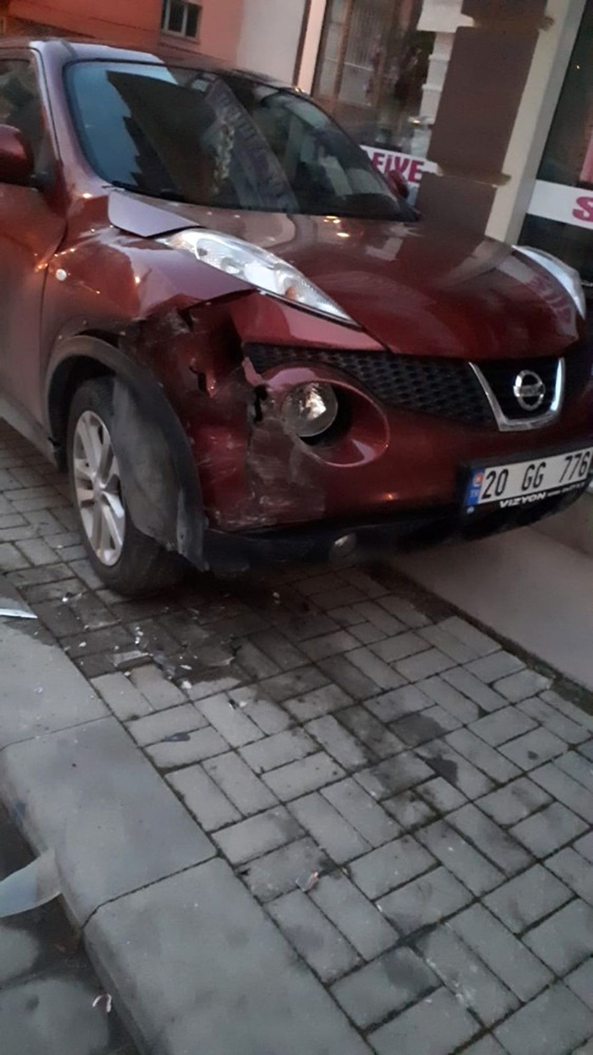 Park Halindeki Otomobile Çarpma ve Kaçma Anı Güvenlik Kamerasında