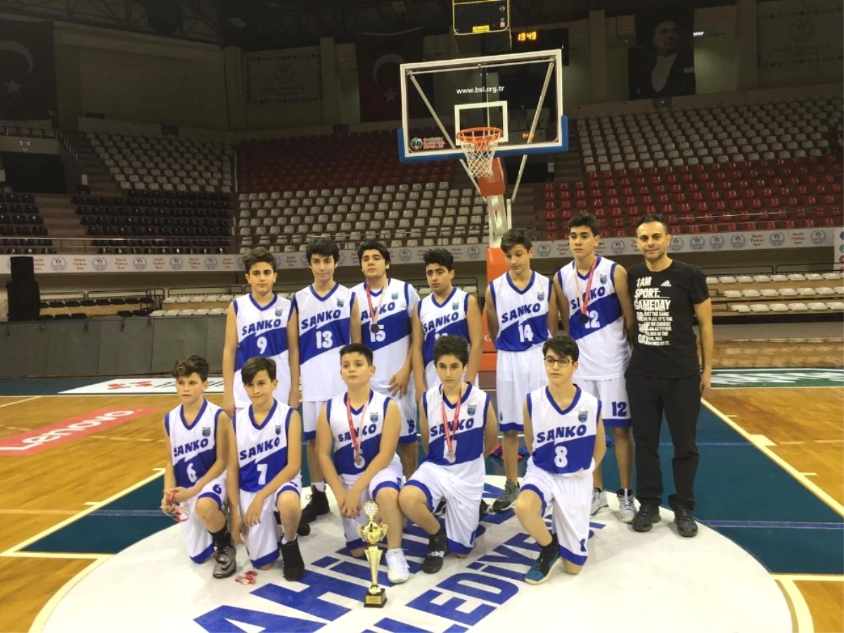 Sanko Okulları Yıldız Erkek Basketbol Takımı İl İkincisi Oldu