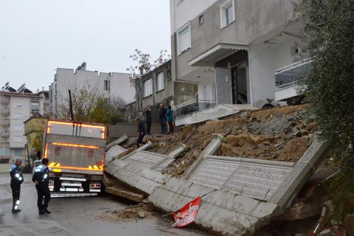Serik\'te Yağmurdan İstinat Duvarı Yıkıldı, Su Baskınları Yaşandı