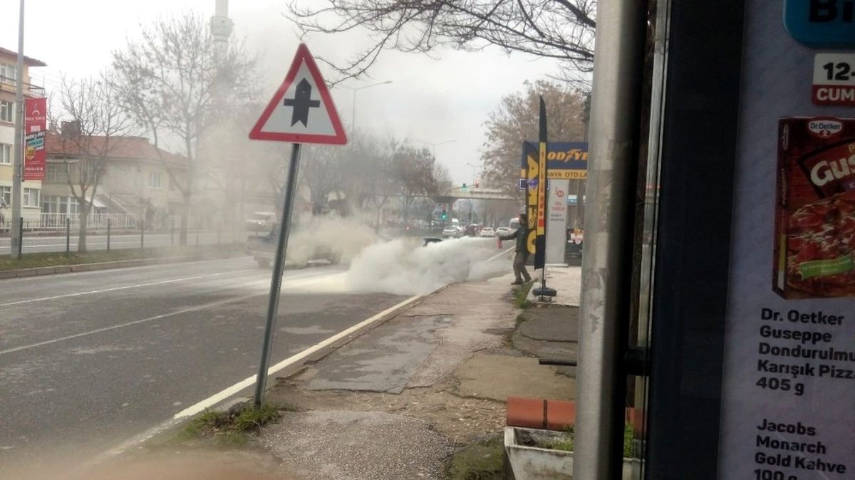 Seyir Halindeki Otomobil Alev Aldı