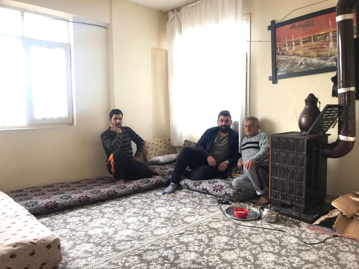 Soğukta Vatandaşlar Üşümesin Diye Evini Açtı