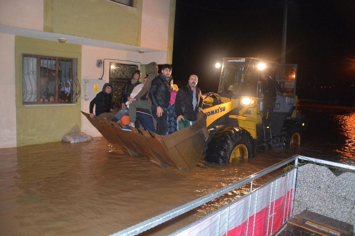 Su Baskınında Mahsur Kalan Aile Kepçeyle Kurtarıldı