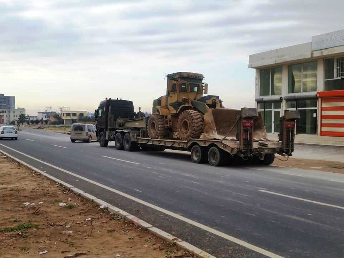 Suriye Sınırına Askeri İş Makineleri Sevk Edildi
