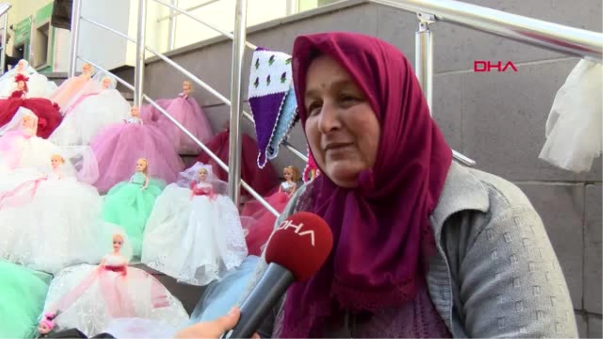 Adana İşsiz Kalınca Sokakta Oyuncak Gelin Satmaya Başladı