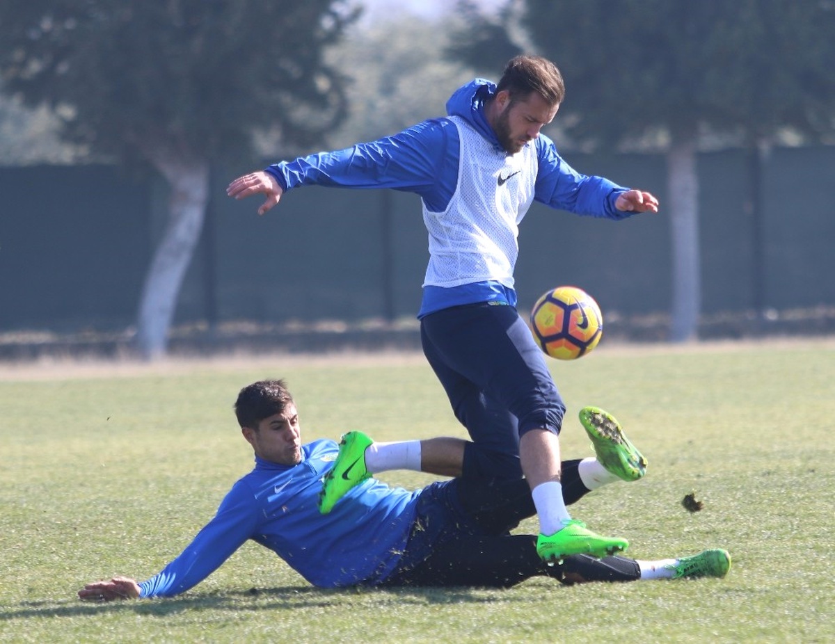 Akhisarspor 2 Futbolcuyu Bitirmek Üzere
