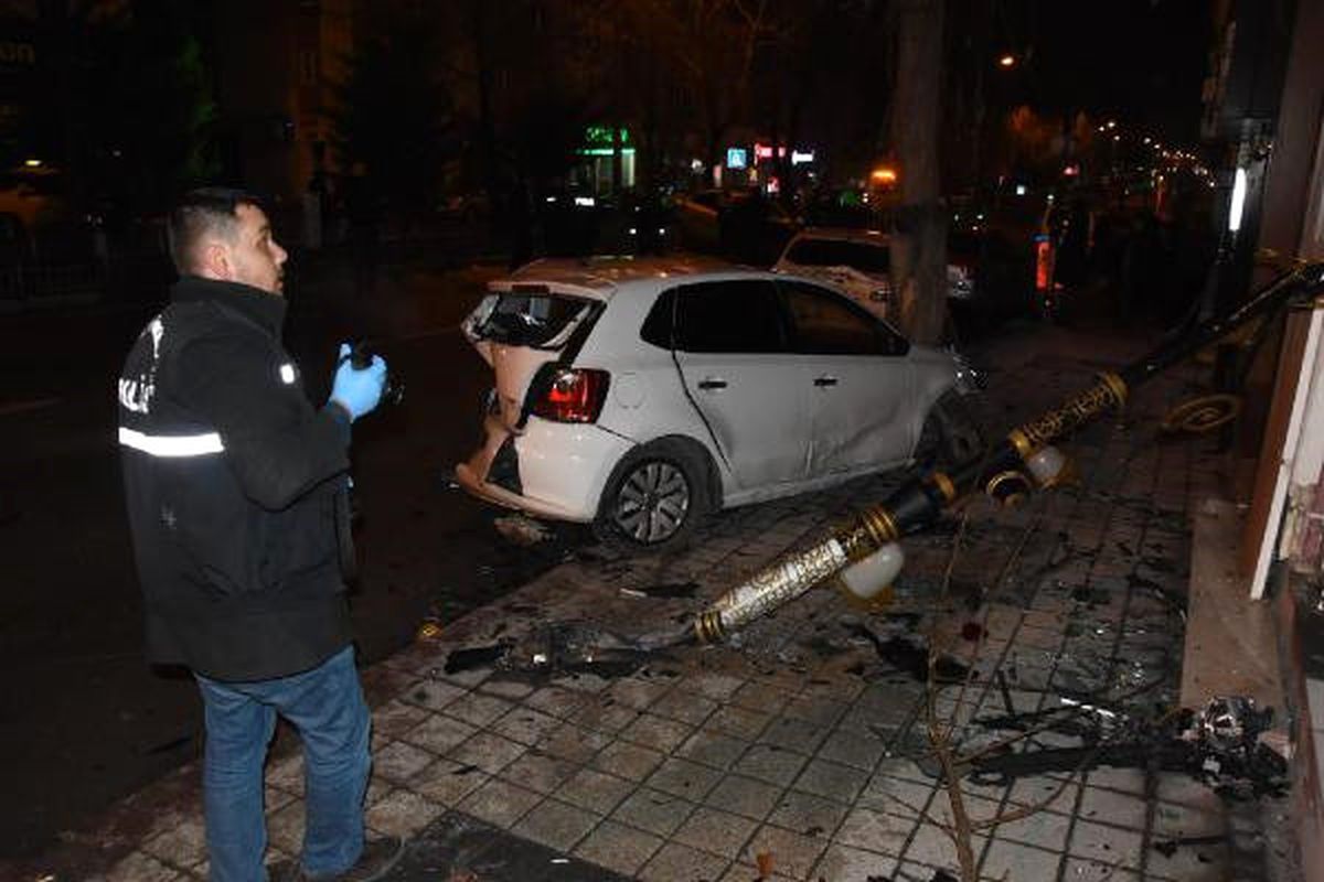 Alkollü Sürücü Park Halindeki 4 Araca Çarptı