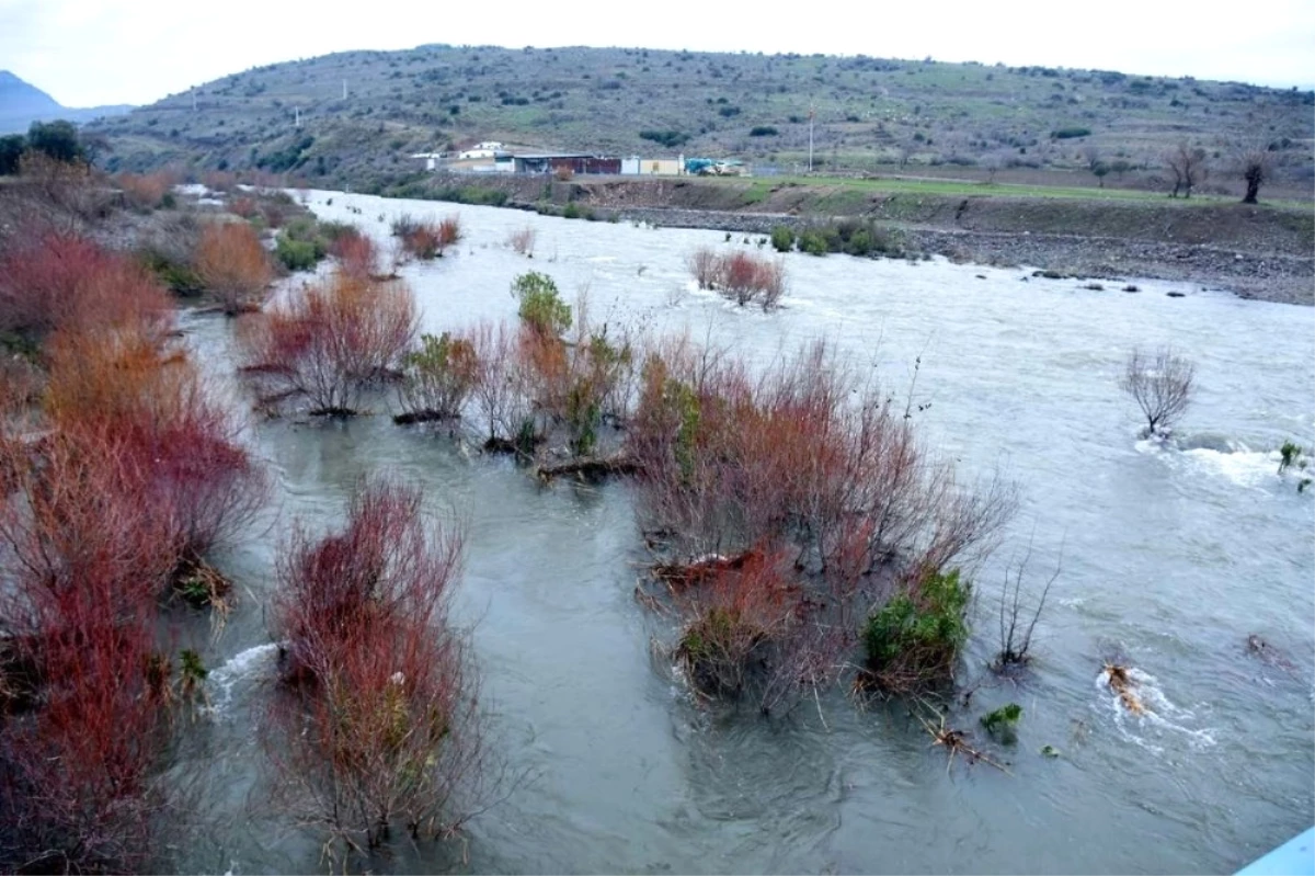 Aşırı Yağışlardan Dolayı İzmir\'de Bir Baraj Kapağı Açıldı
