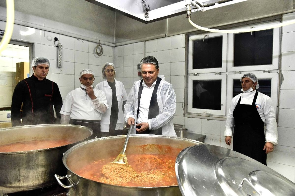 Başkan Uysal Aşevini Denetledi