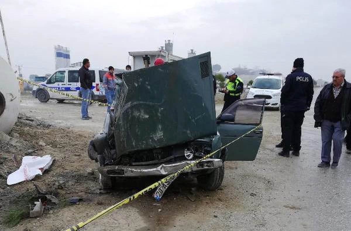 Beton Mikserine Çarpan Otomobilin Sürücüsü Öldü