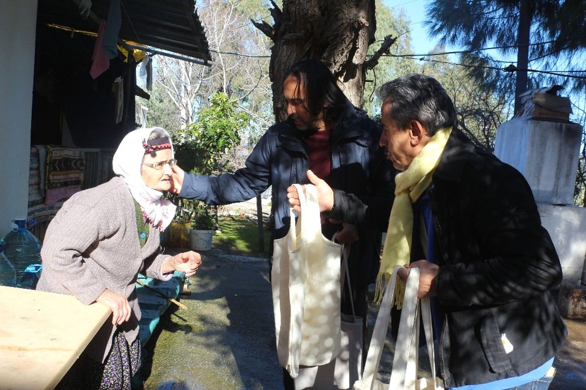 Bez Torba Dikti, Kapı Kapı Dolaşıp Dağıttı